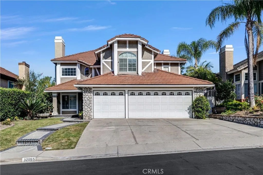 Pool home at 32055 Camino Del Cielo in Trabuco Canyon, photo 2