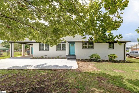 Single Family Residence in Laurens SC 203 Montgomery Street.jpg