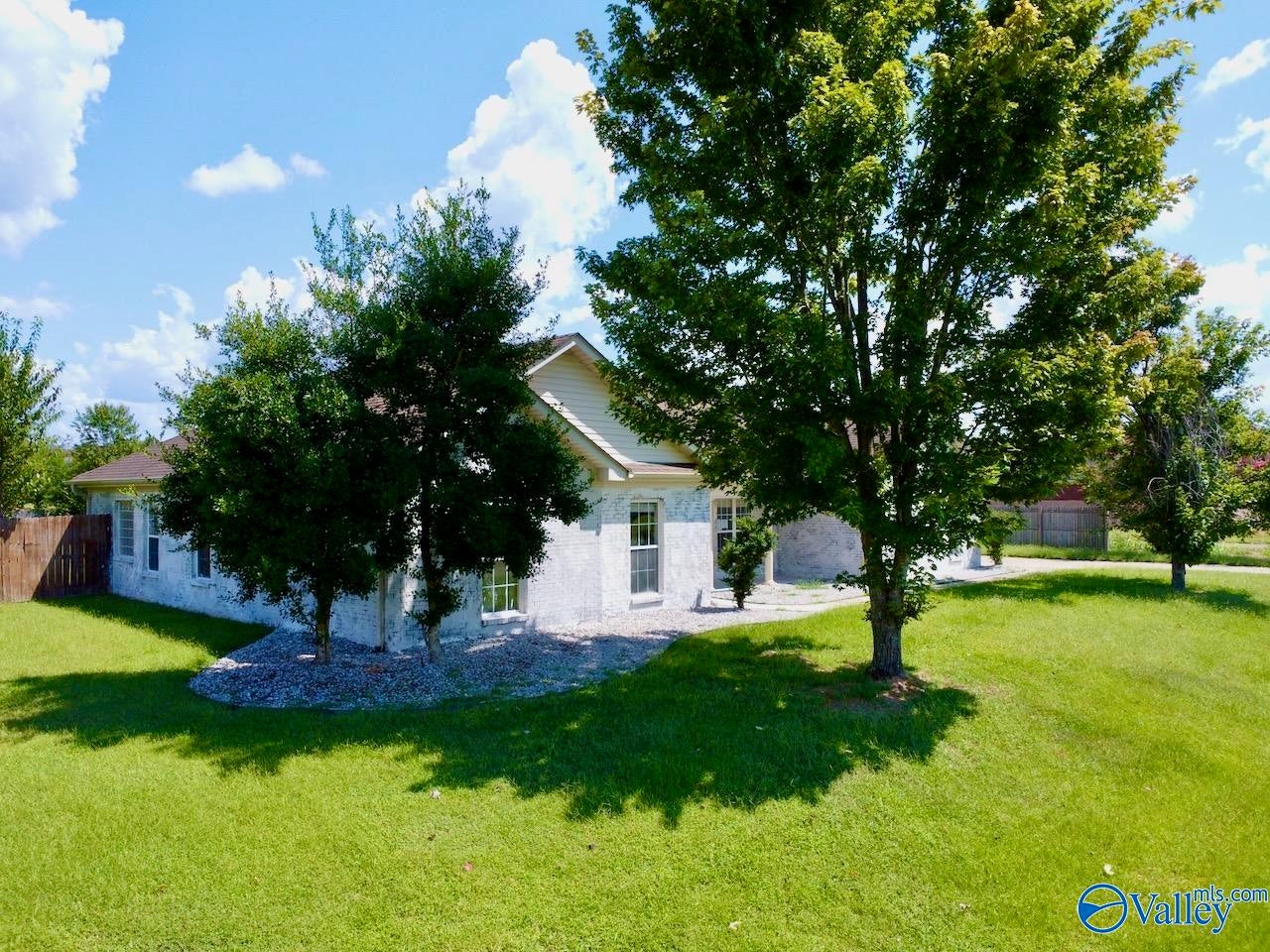 305 Smokey Hills Ct, New Market, AL 35761 photo