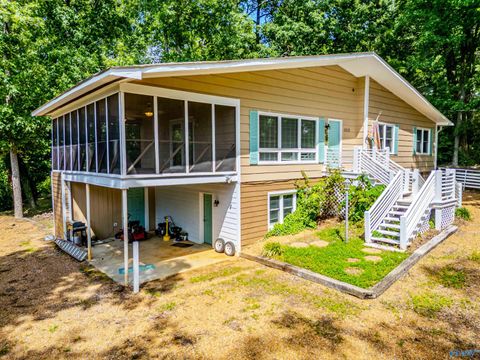 Single Family Residence in Guntersville AL 1512 Riley Road.jpg