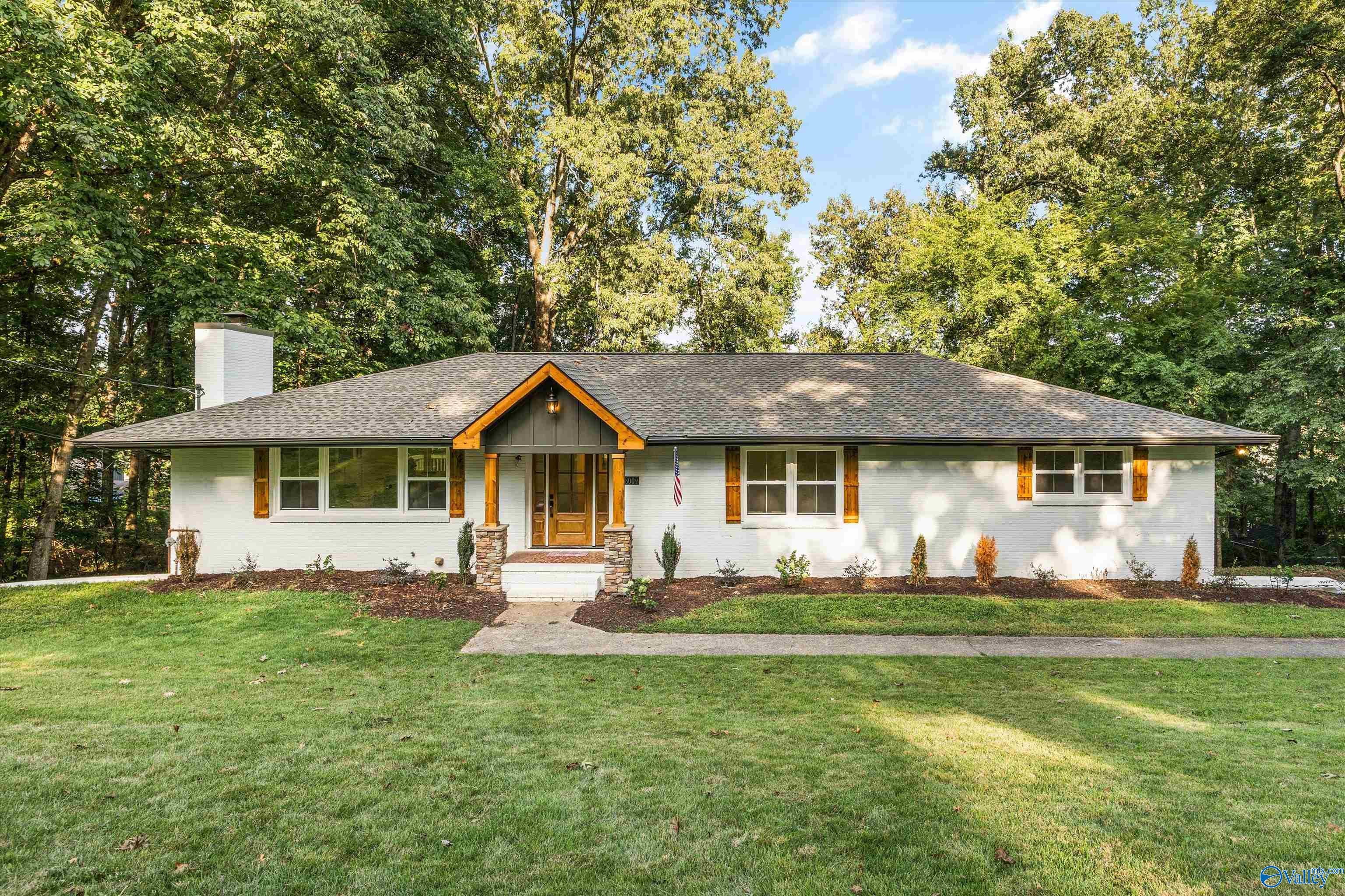 8009 Valley View Dr, Huntsville, AL 35802