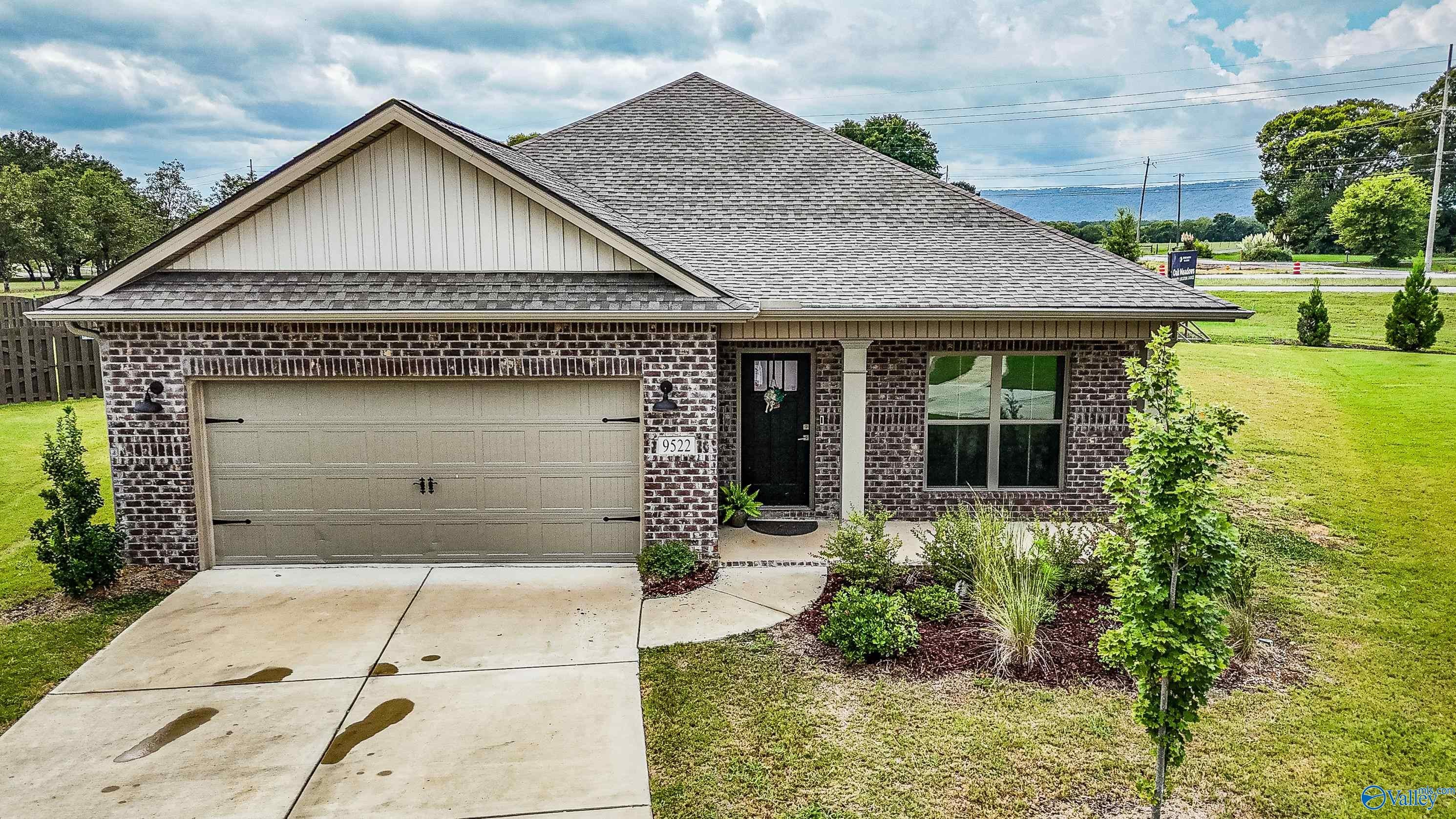 9522 Hampton Oak Dr, Owens Cross Roads, AL 35763