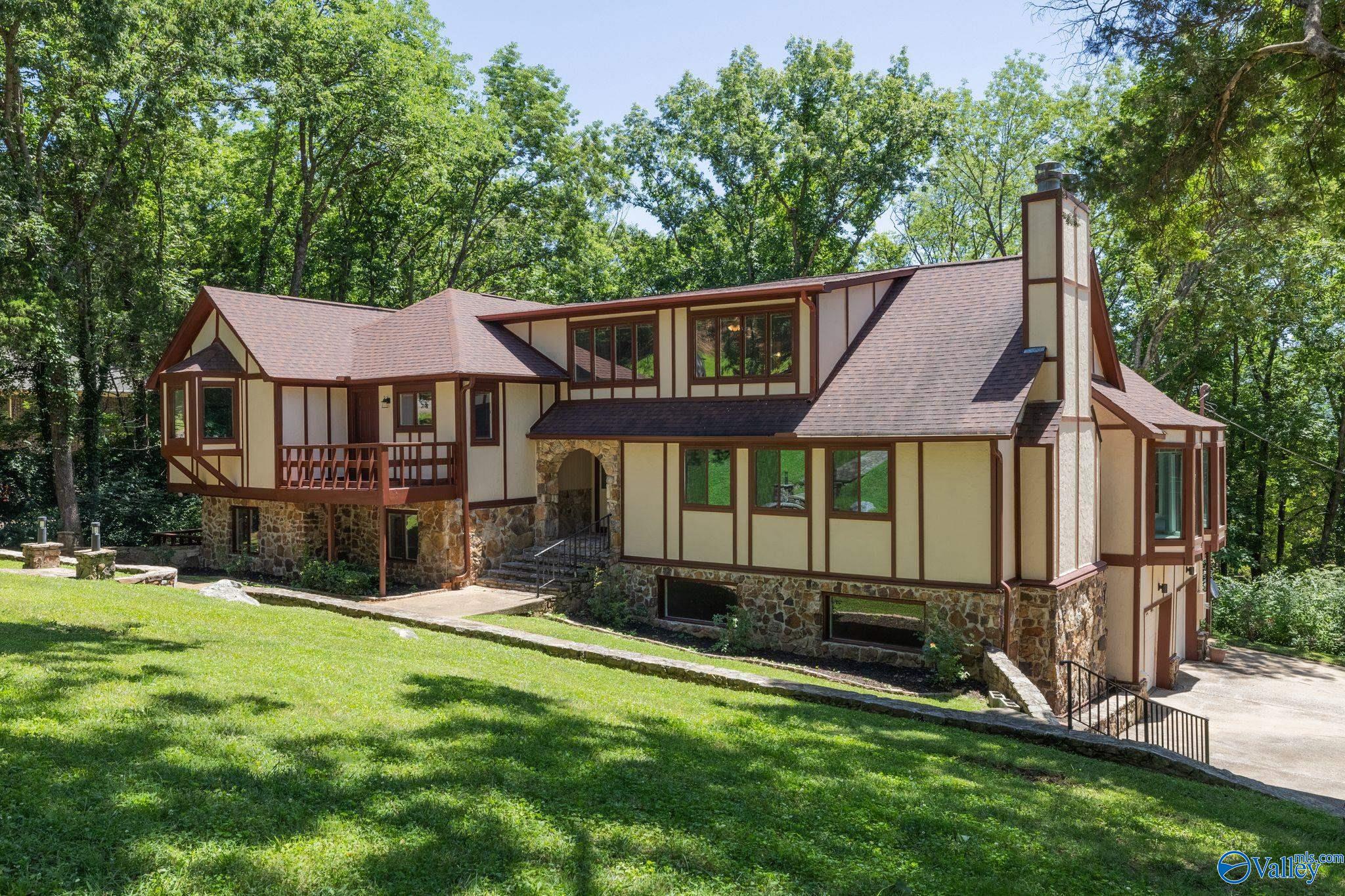 749 Bluewood Dr, Huntsville, AL 35802