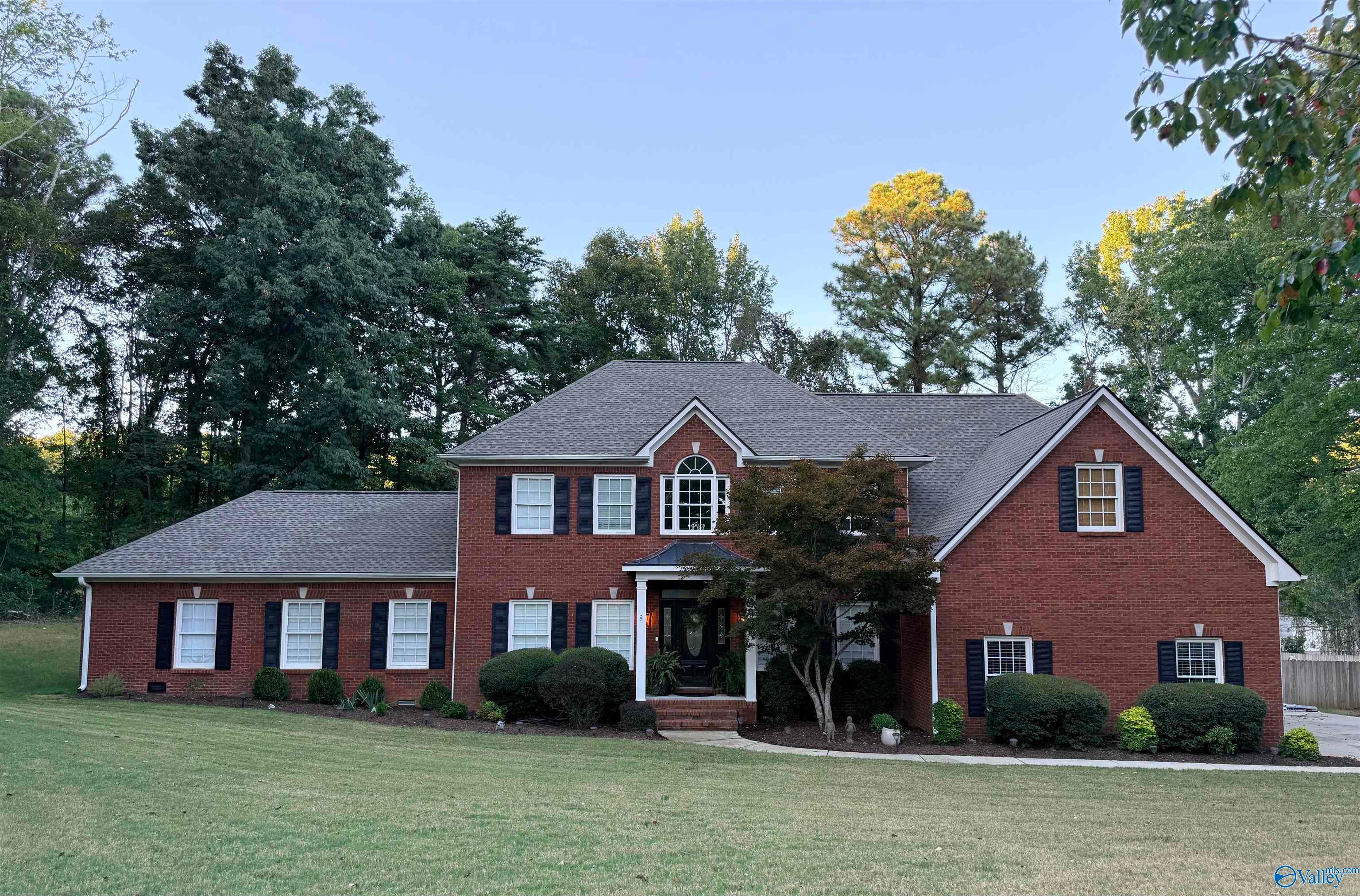 5002 Riverview Dr, Huntsville, AL 35803