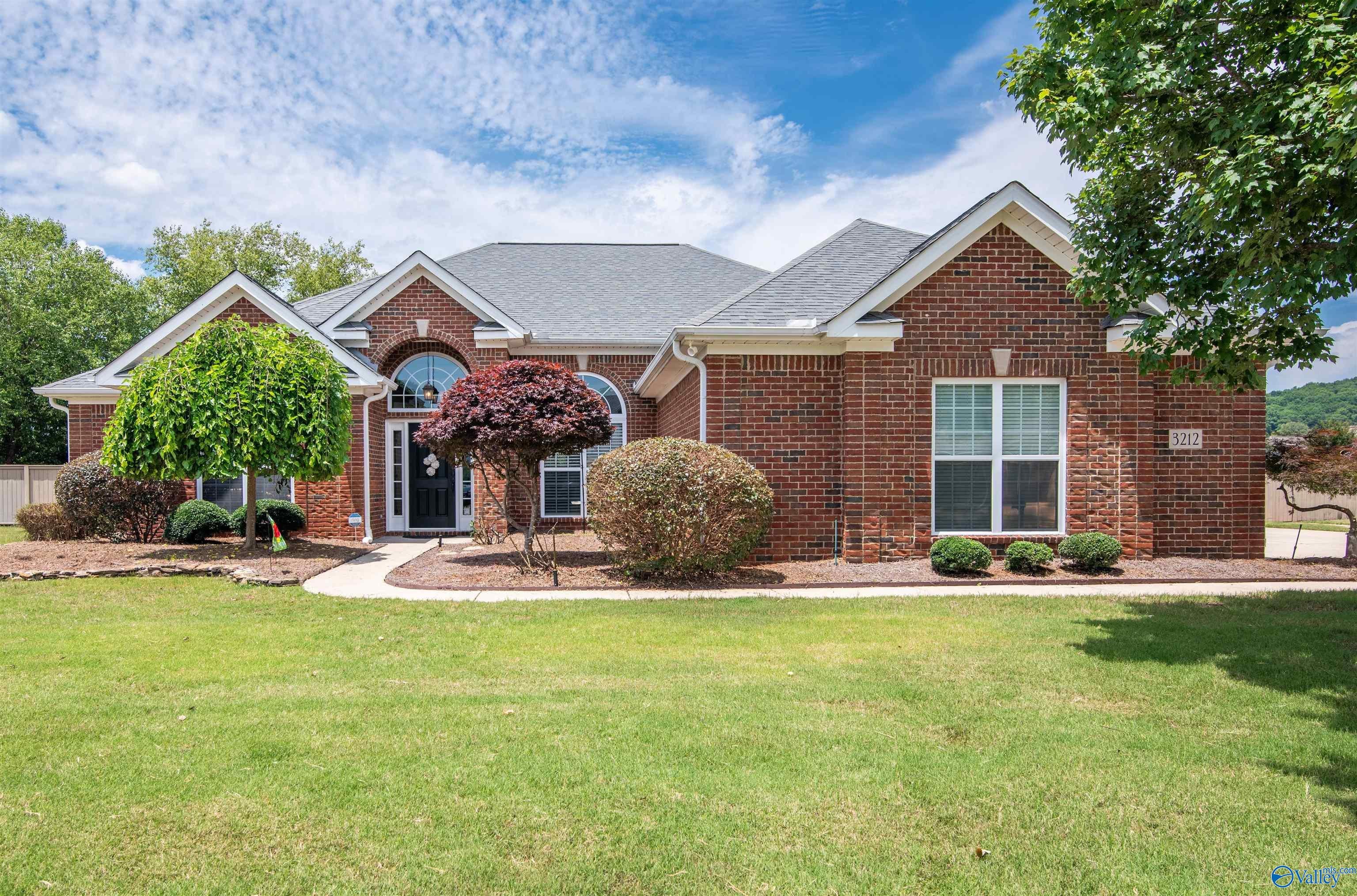 3212 Sandstone St, Owens Cross Roads, AL 35763