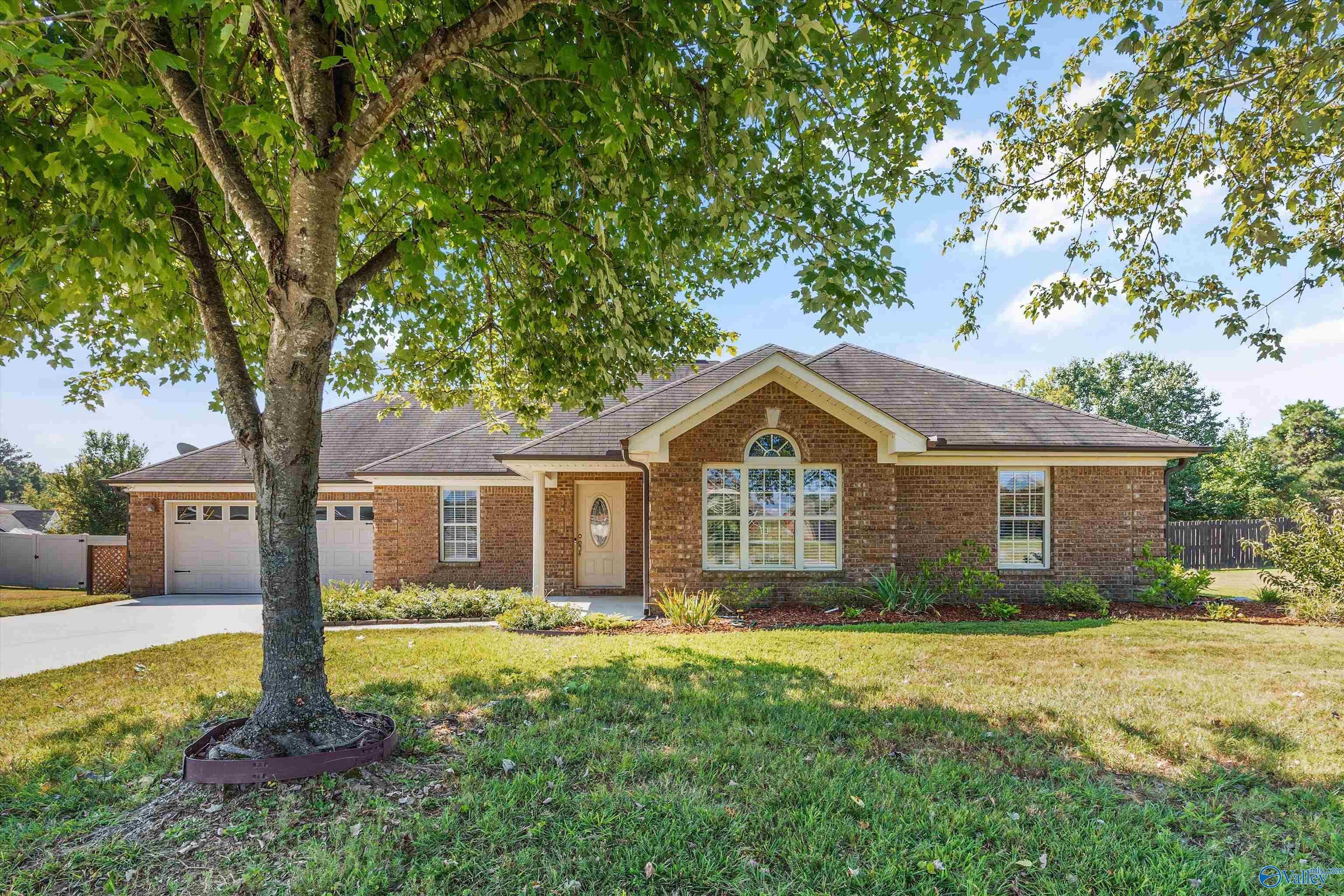 26100 Meadow Ridge Ln, Athens, AL 35613