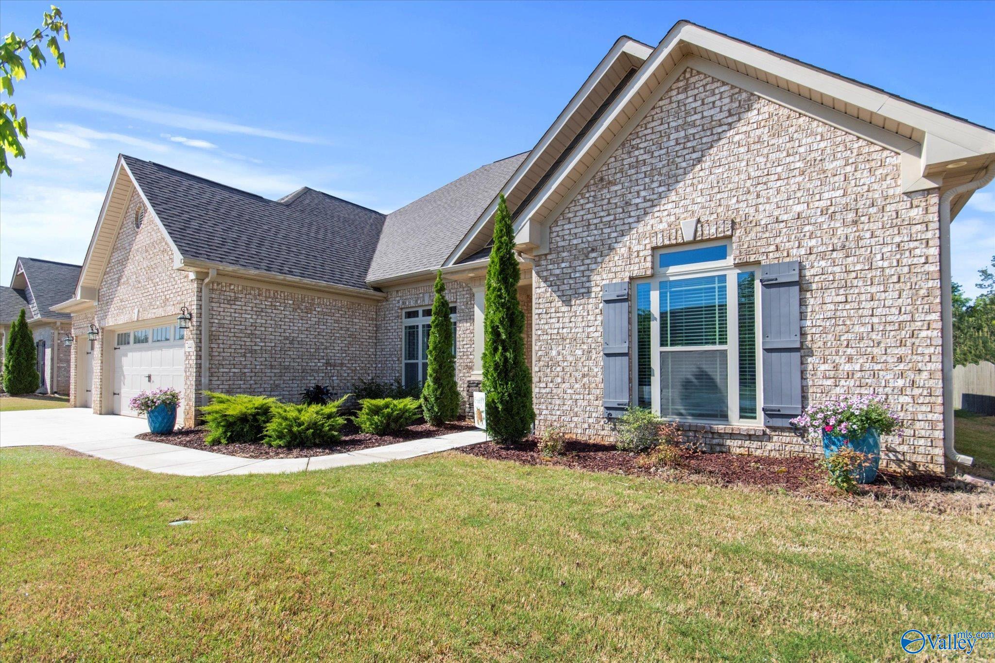 7440 Flint Crossing Cir, Owens Cross Roads, AL 35763