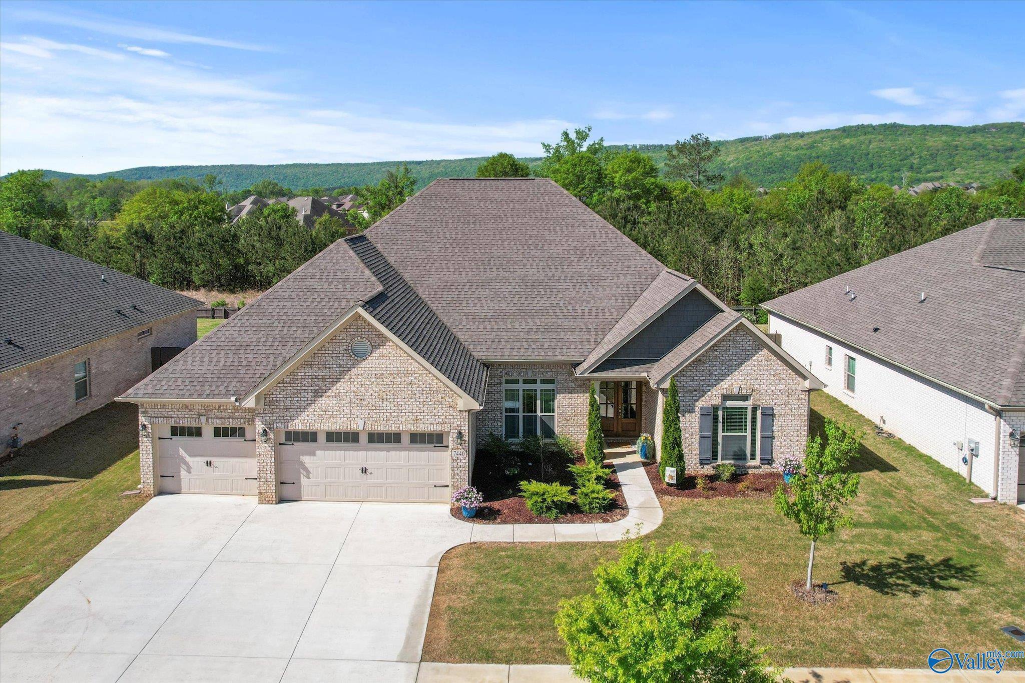 7440 Flint Crossing Cir, Owens Cross Roads, AL 35763 photo