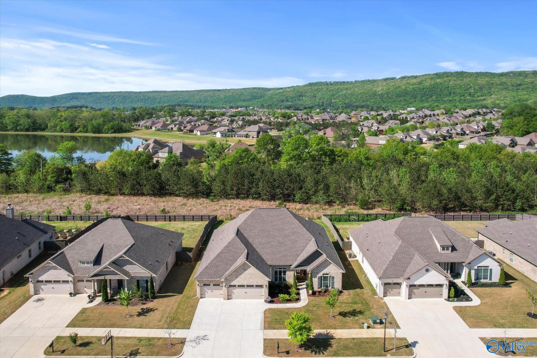 7440 Flint Crossing Cir, Owens Cross Roads, AL 35763 photo