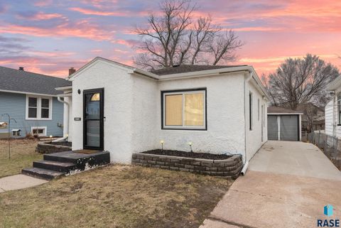 Single Family Residence in Sioux Falls SD 1413 E 4th St Street.jpg