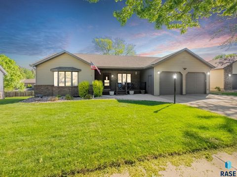 Single Family Residence in Sioux Falls SD 714 N Montgomery Ct Court.jpg