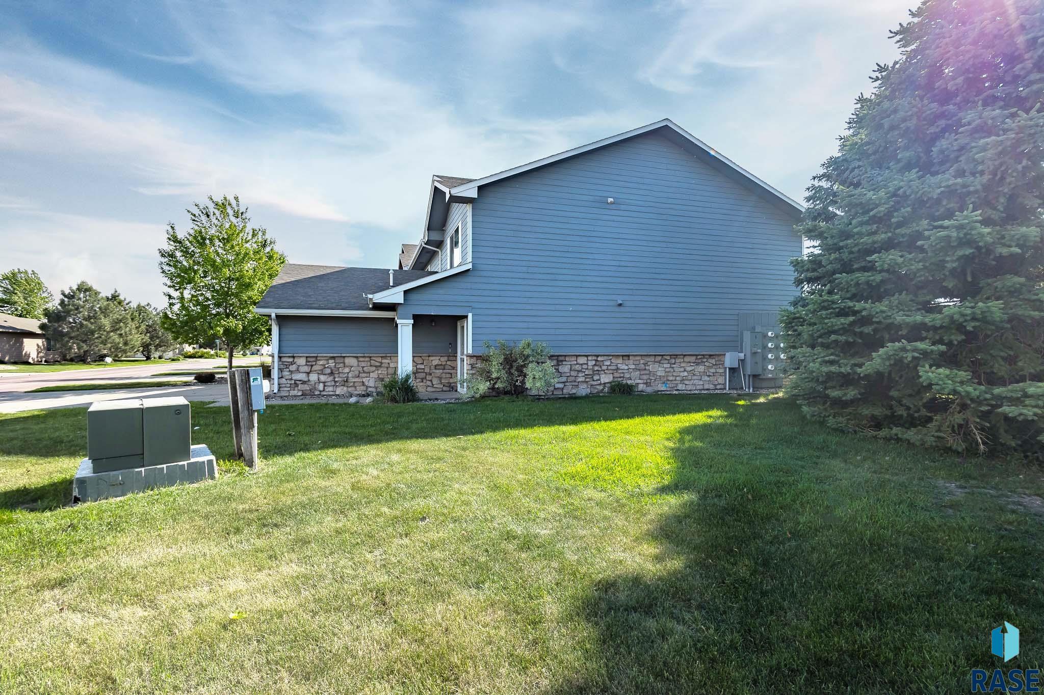 Townhouse in Sioux Falls SD 6501 S Santa Rosa Pl Place 4.jpg