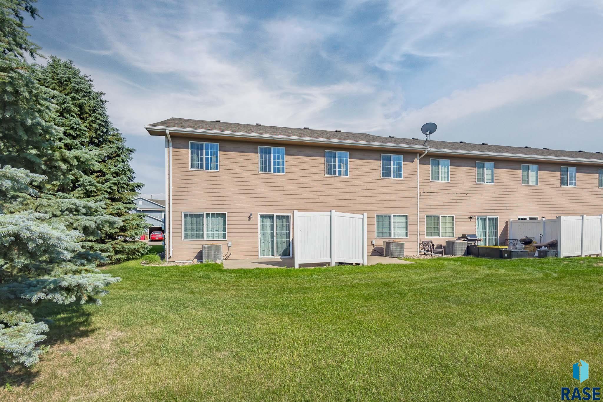 Townhouse in Sioux Falls SD 6501 S Santa Rosa Pl Place 7.jpg