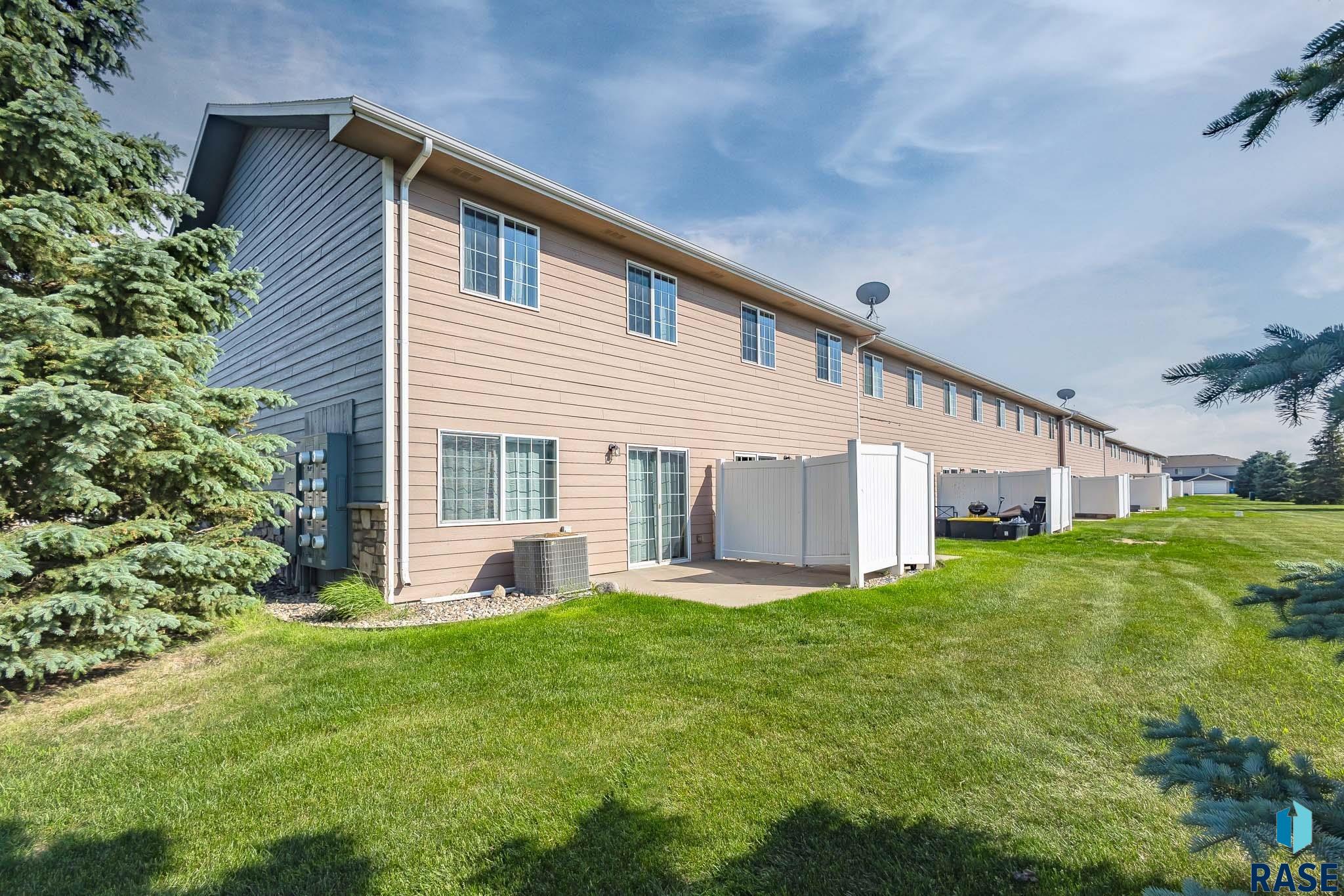 Townhouse in Sioux Falls SD 6501 S Santa Rosa Pl Place 5.jpg