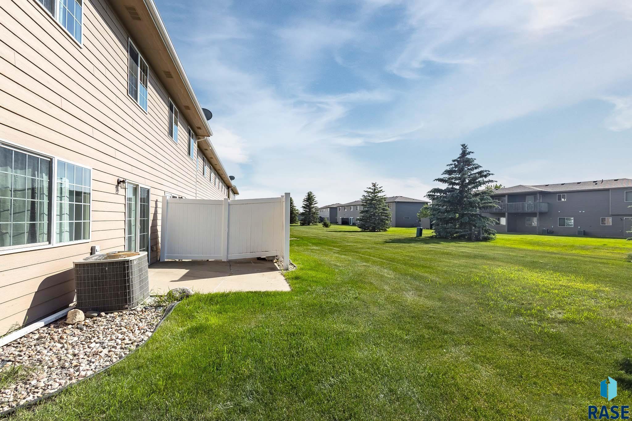 Townhouse in Sioux Falls SD 6501 S Santa Rosa Pl Place 6.jpg