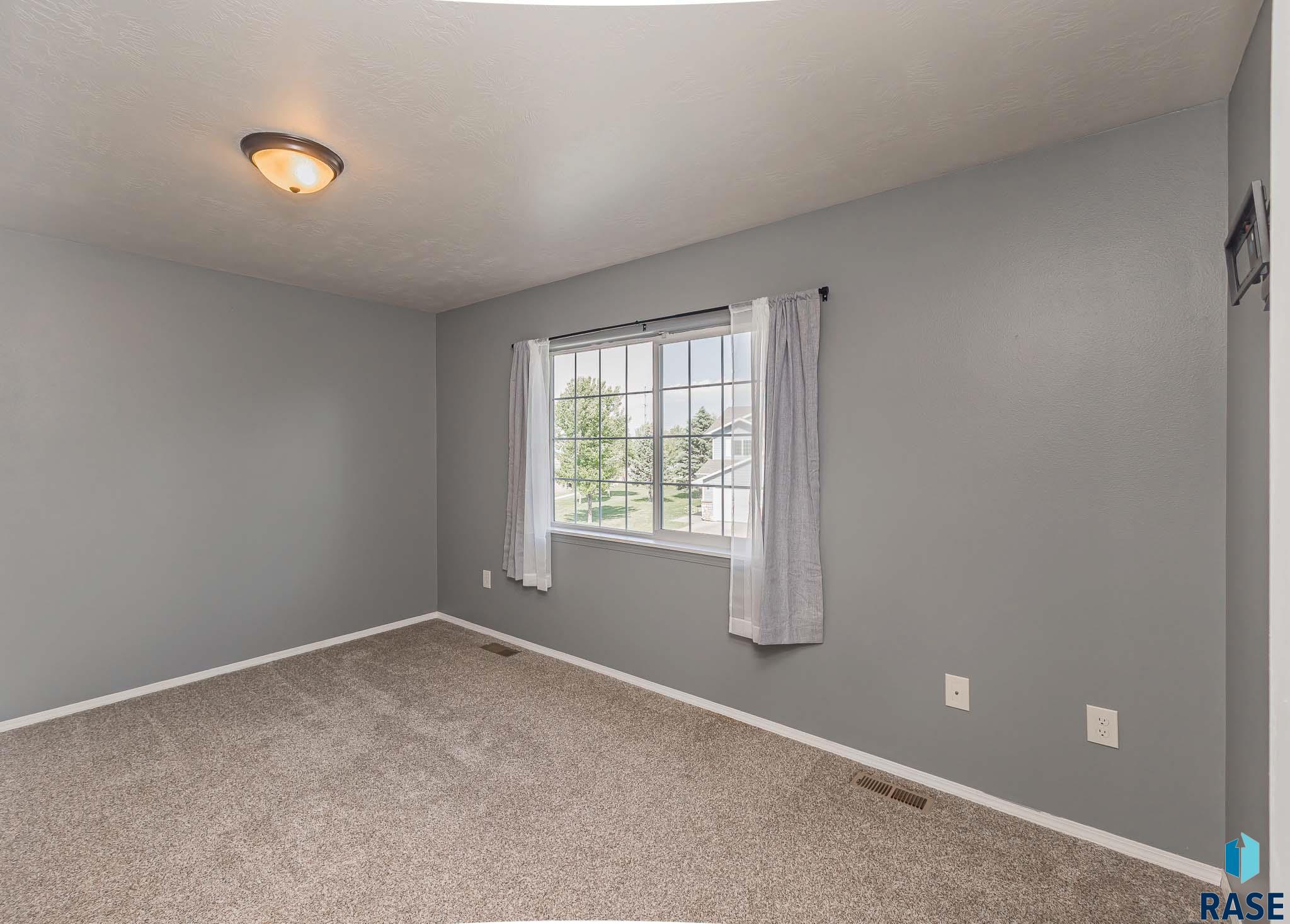 Townhouse in Sioux Falls SD 6501 S Santa Rosa Pl Place 16.jpg