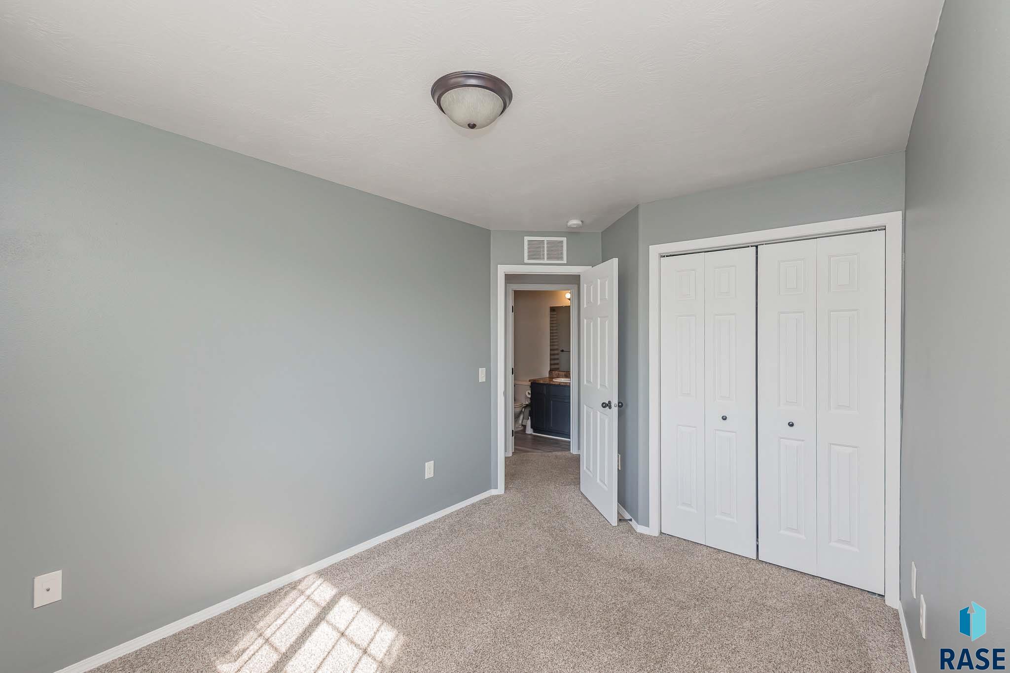 Townhouse in Sioux Falls SD 6501 S Santa Rosa Pl Place 21.jpg