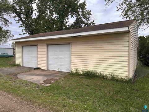 Single Family Residence in Canton SD 816 W 4th St Street 19.jpg