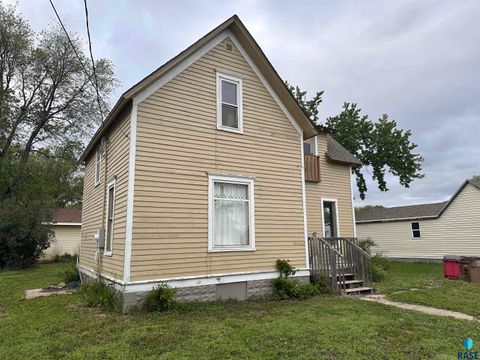 Single Family Residence in Canton SD 816 W 4th St Street 18.jpg