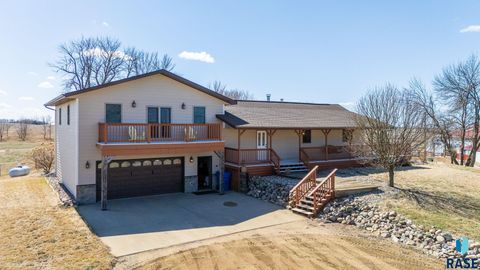 Single Family Residence in Chancellor SD 46035 268th St Street.jpg