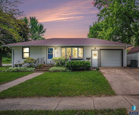 Single Family Residence in Luverne MN 508 E Crawford St Street.jpg