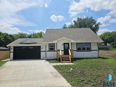 Single Family Residence in Sioux Falls SD 813 S Edward Cir Circle.jpg