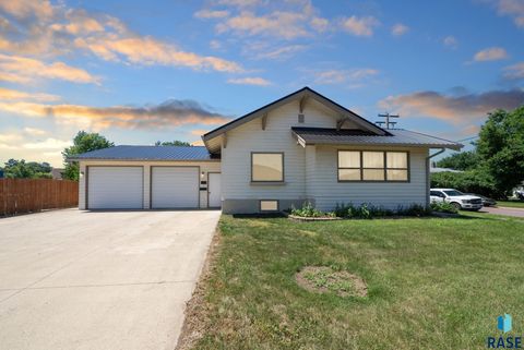 Single Family Residence in Canton SD 119 N Cedar St Street.jpg