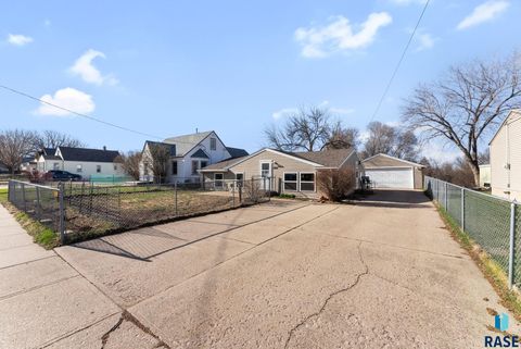 Single Family Residence in Sioux Falls SD 1626 E 5th St Street.jpg