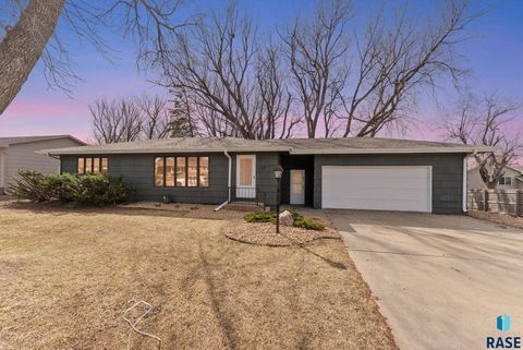 Single Family Residence in Sioux Falls SD 1205 S Dale Dr Drive.jpg