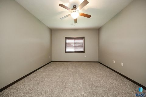 Townhouse in Sioux Falls SD 6408 S Keller Cir Circle 14.jpg