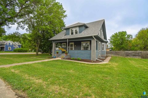 Single Family Residence in Beresford SD 310 N Maple St W Street.jpg