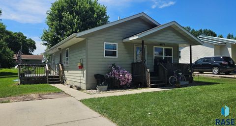 Single Family Residence in Brookings SD 700 S 6th Ave S Avenue.jpg