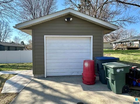 Single Family Residence in Luverne MN 1117 N Cedar St Street 45.jpg