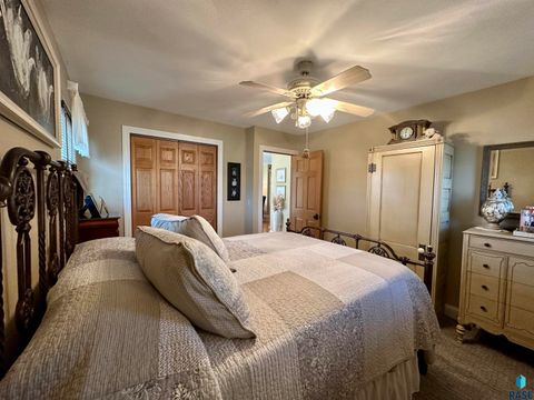 Single Family Residence in Luverne MN 1117 N Cedar St Street 9.jpg