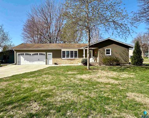 Single Family Residence in Luverne MN 1117 N Cedar St Street.jpg