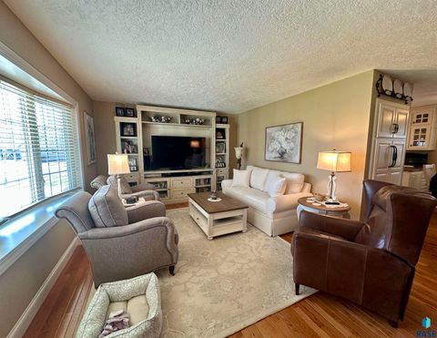 Single Family Residence in Luverne MN 1117 N Cedar St Street 4.jpg