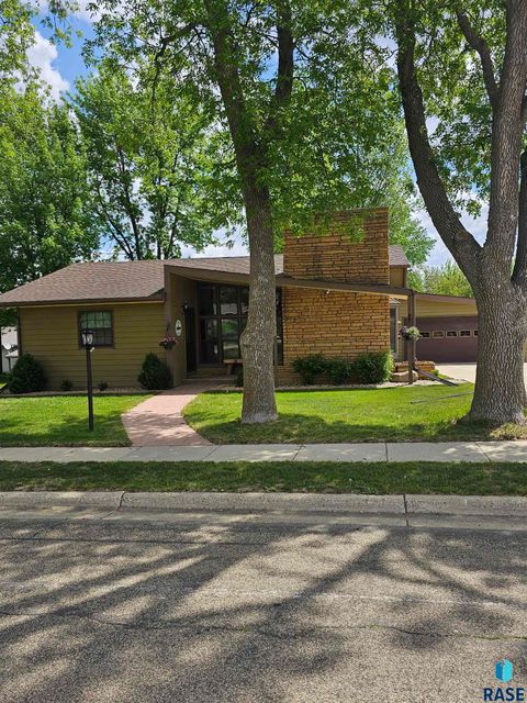 Single Family Residence in Pipestone MN 1005 8th Ave Avenue.jpg