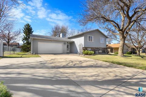 Single Family Residence in Sioux Falls SD 1701 E 56th St Street.jpg