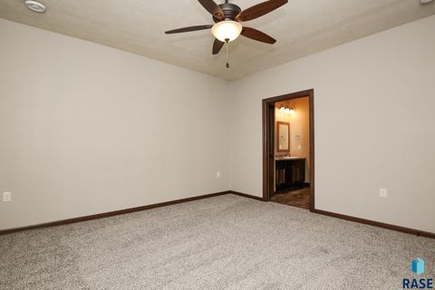 Townhouse in Sioux Falls SD 6400 S Keller Cir Circle 16.jpg