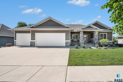 Single Family Residence in Luverne MN 306 E Veterans Dr Drive.jpg