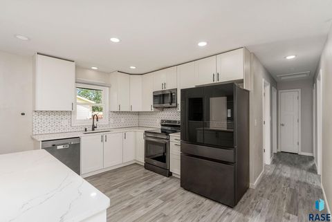 Single Family Residence in Sioux Falls SD 3504 S Glendale Ave Avenue.jpg