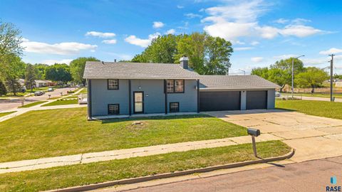 Single Family Residence in Sioux Falls SD 401 N Meyer Ln Lane.jpg
