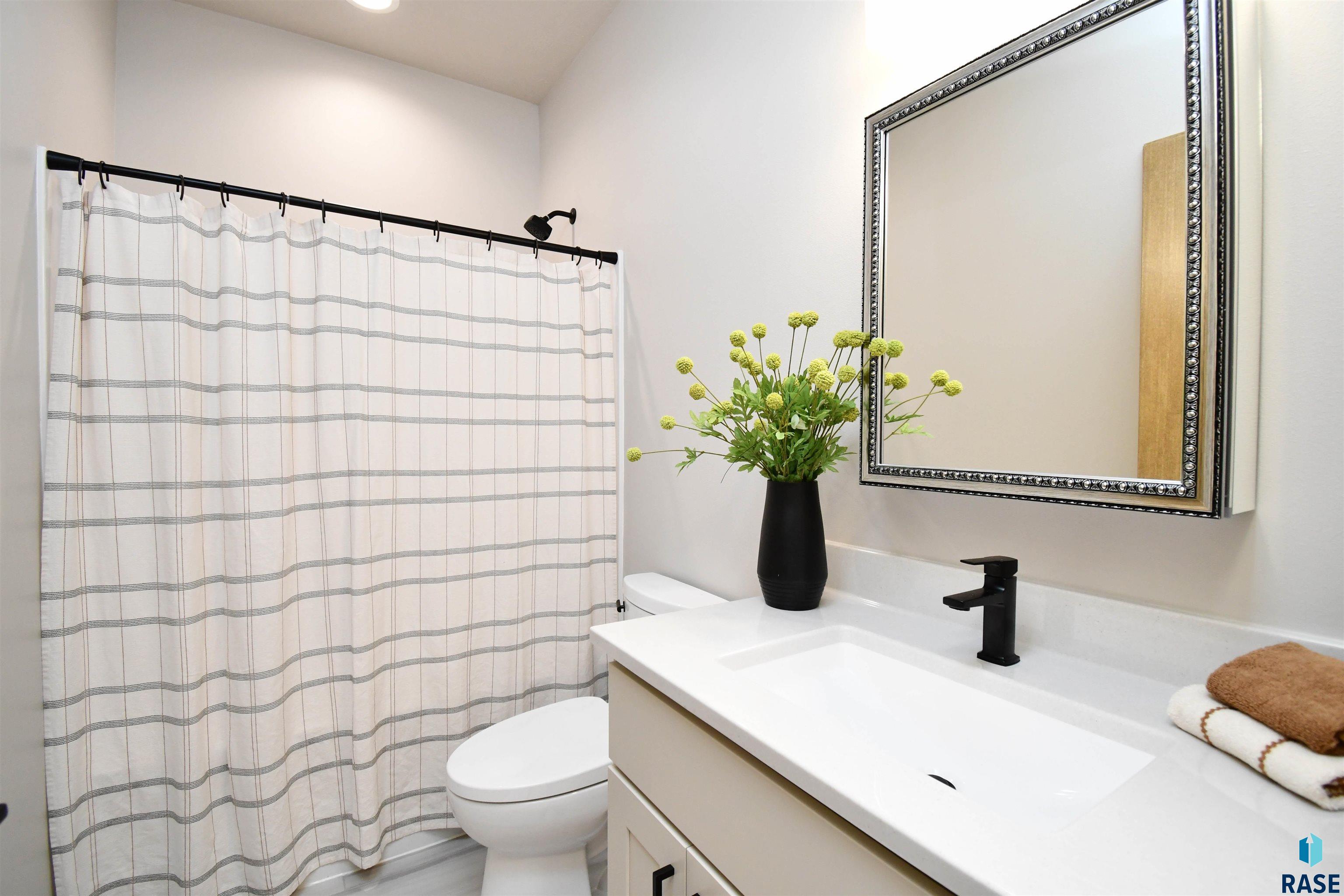 Single Family Residence in Sioux Falls SD 1709 E Wallin Cir Circle 36.jpg