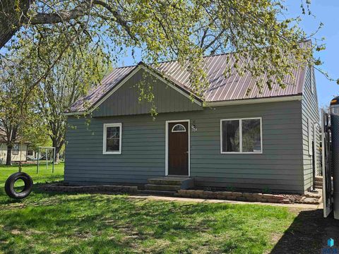 Single Family Residence in Pipestone MN 904 6th St SW Street.jpg