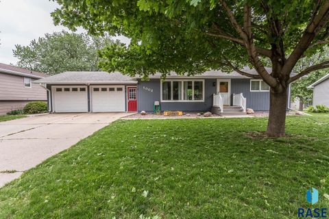 Single Family Residence in Luverne MN 1002 N Carol St Street.jpg