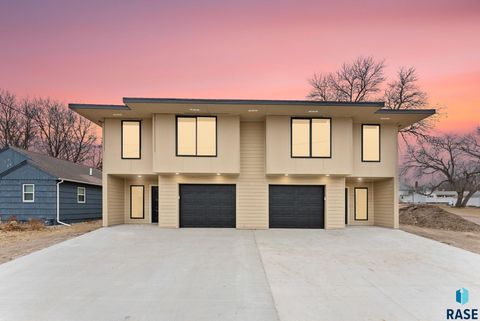 Duplex in Dell Rapids SD 711 &713 N Dakota Ave Avenue.jpg