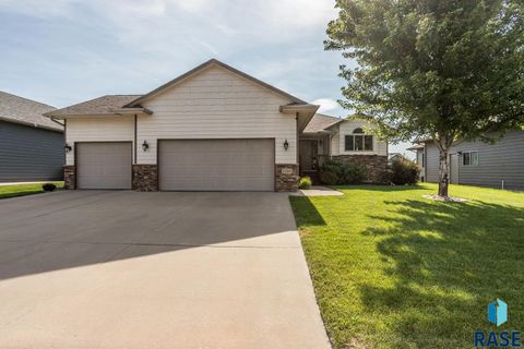 Single Family Residence in Sioux Falls SD 5300 S Westwind Ave Avenue.jpg