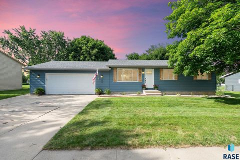 Single Family Residence in Brandon SD 108 E Glenwood Dr Drive.jpg
