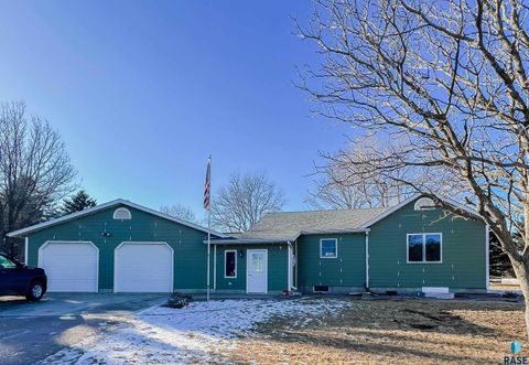 Single Family Residence in Luverne MN 1653 91st St Street.jpg