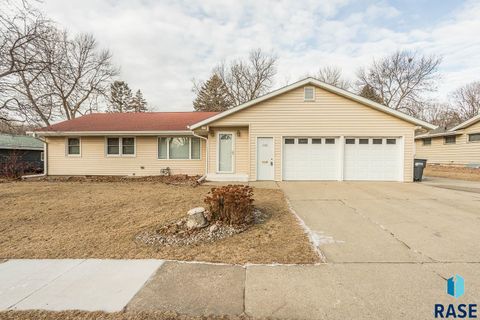 Single Family Residence in Luverne MN 1015 CEDAR St Street.jpg